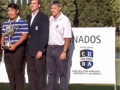 Federico Cicardo, presidente del club, y Mario Dominguez, capitán de golf, entregan el premio a Federico Shin