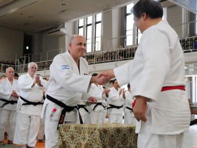 Recibiendo el diploma en el Instituto Kodokan de Tokio