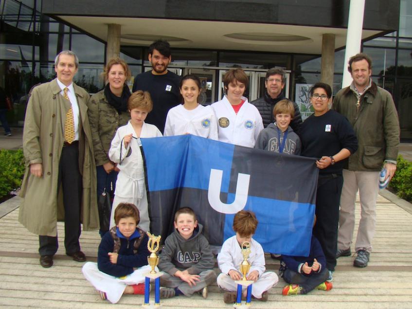 Parte de los representantes CCU en el 18º Campeonato Metropolitano con familiares, Profesores Romero, Hauri y el Maestro Horacio Boitano